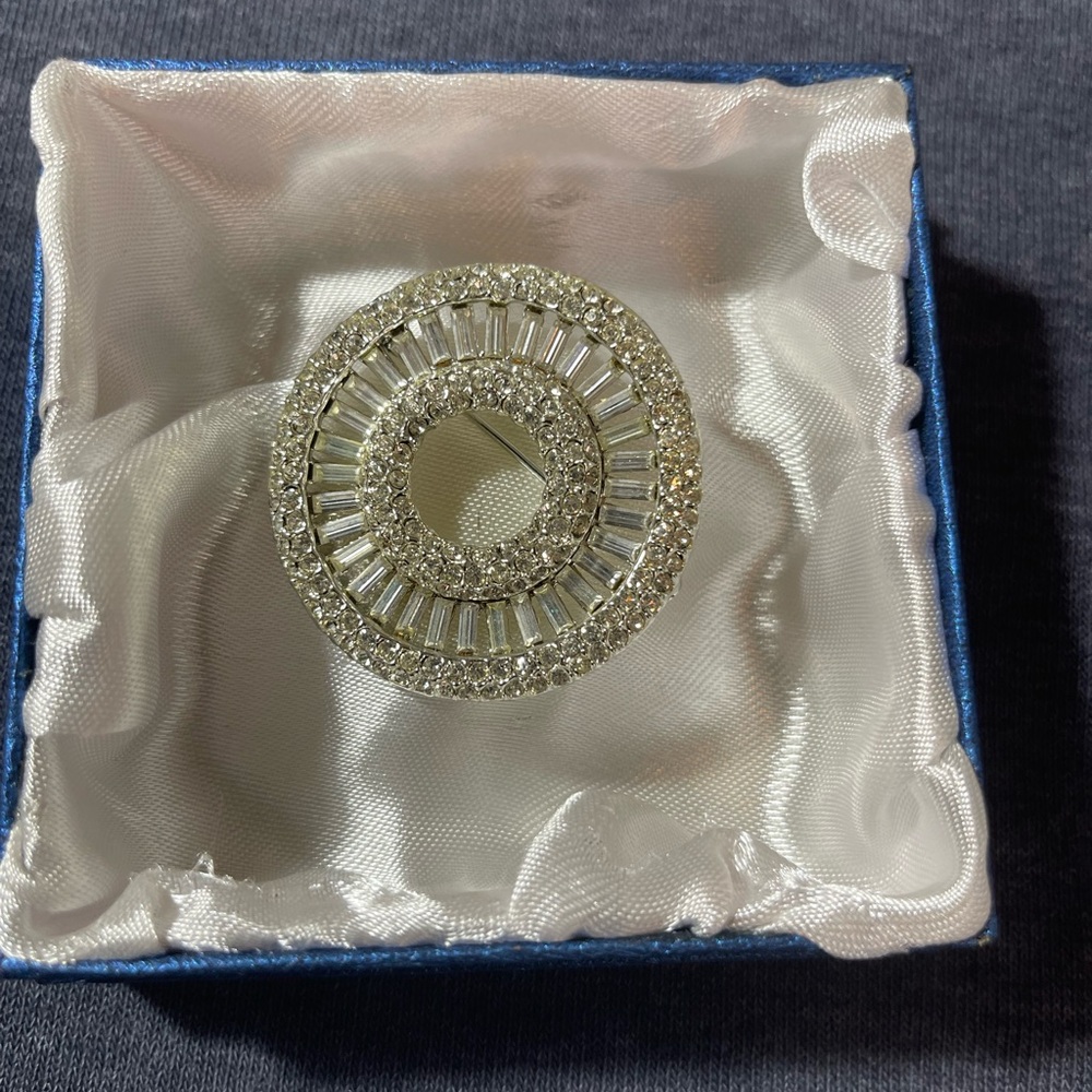 1930s Art Deco brooch old money